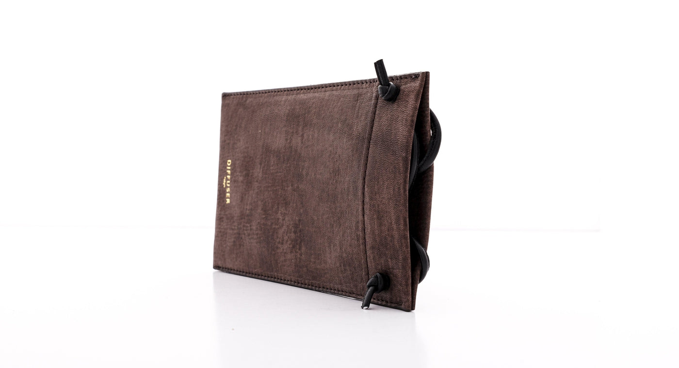 Brillenetui aus Leder mit Umhängeriemen von Diffuser Tokyo - Dunkelbraun-Brillenetui-Diffuser Tokyo-dunkelbraun-Schönhelden