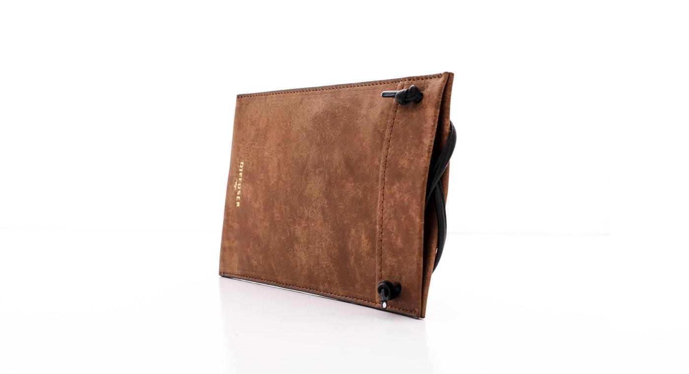 Brillenetui aus Leder mit Umhängeriemen von Diffuser Tokyo - Walnussbraun-Brillenetui-Diffuser Tokyo-walnussbraun-Schönhelden