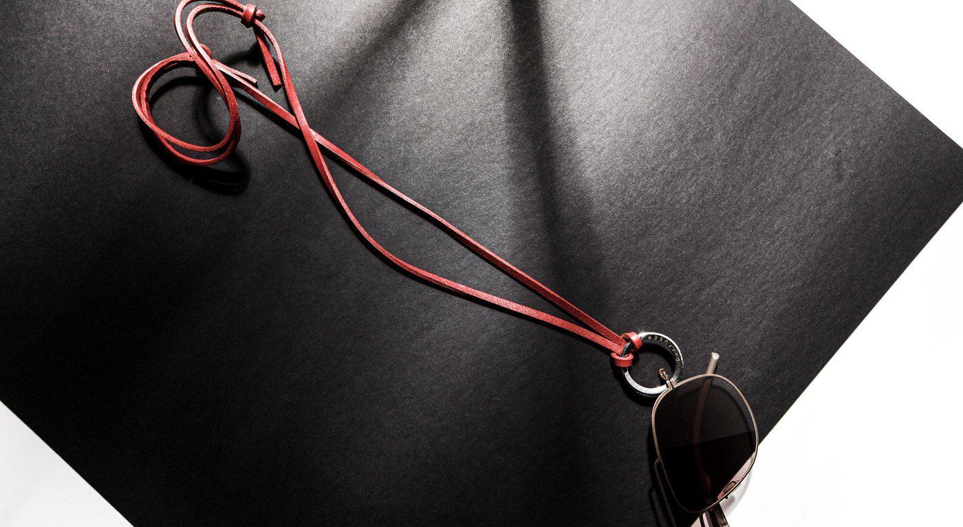 Brillenkette aus Leder mit Ring aus Sterlingsilber von Diffuser Tokyo / kaminrot-Brillenketten-Diffuser Tokyo-kaminrot-Schönhelden