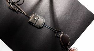 Brillenkette aus Leder mit kleinem Fach von Diffuser Tokyo / schwarz-Brillenketten-Diffuser Tokyo-schwarz-Schönhelden